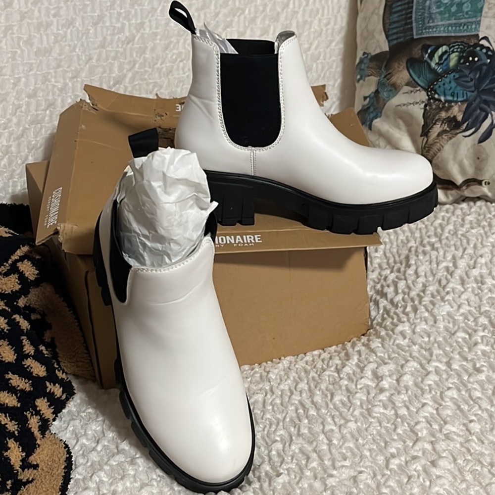 CUSHIONAIRE , Memory Foam, 6.5 Medium  White, Sasha Boots. - NWOT